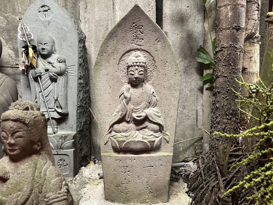 台北天后宮にある1番霊山寺の石仏