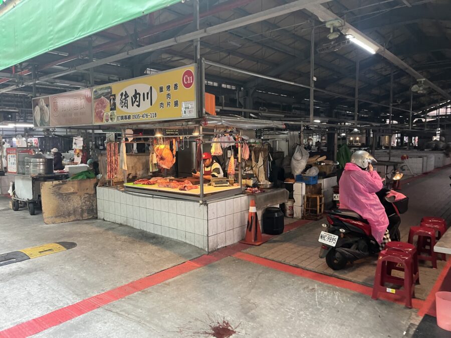台南市麻豆区の市場内を走るバイク