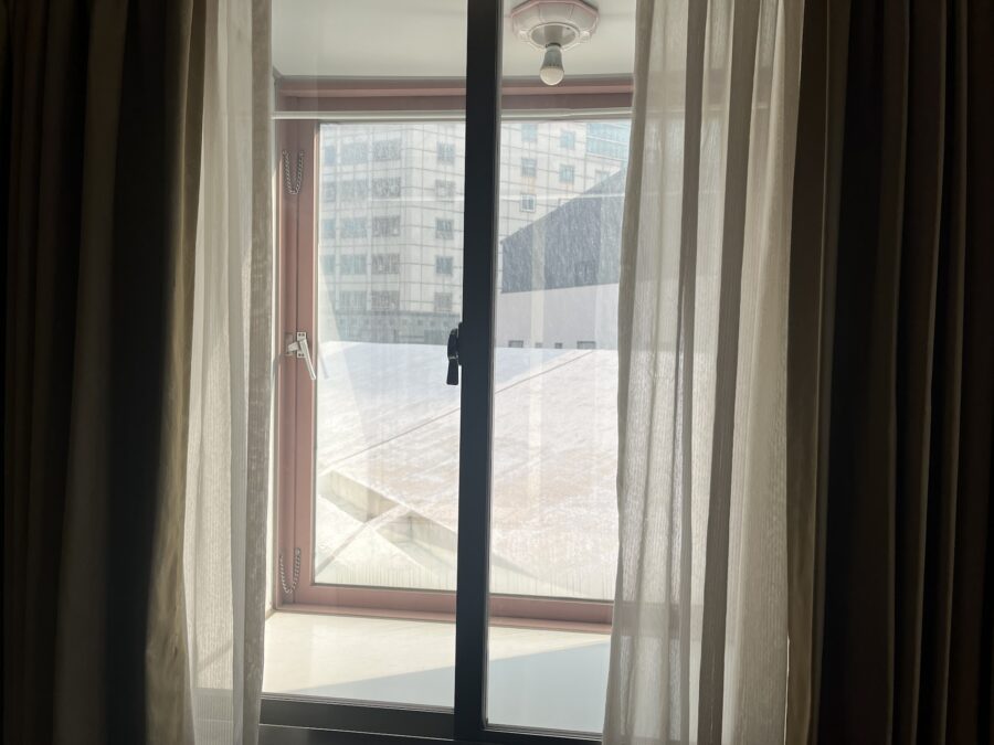 華光大飯店の窓