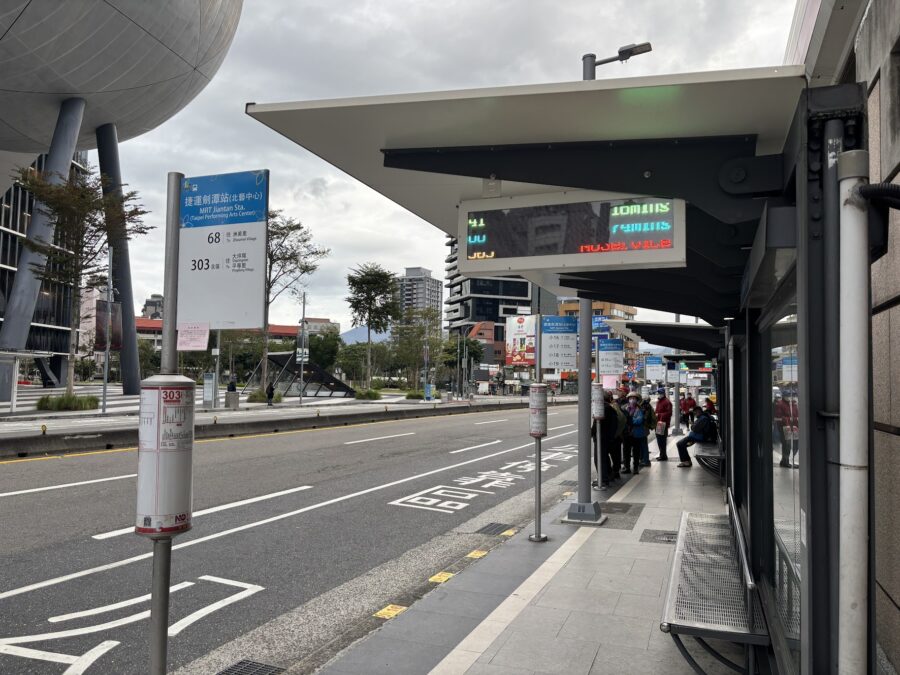 劍潭駅303区バス停