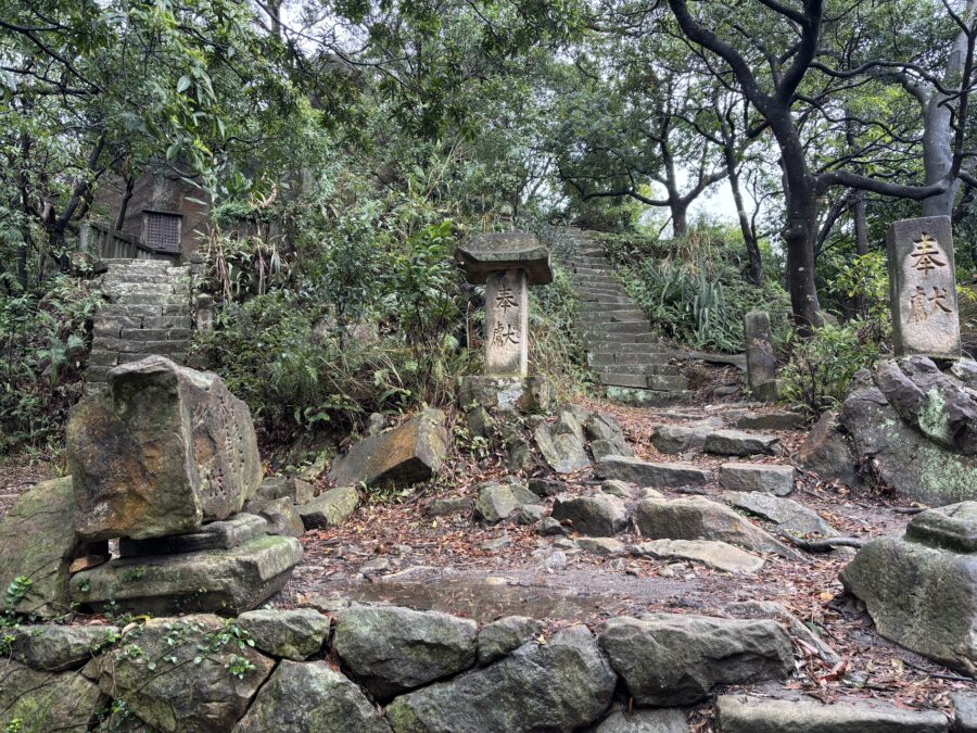 石窟群への階段と台湾幸福石