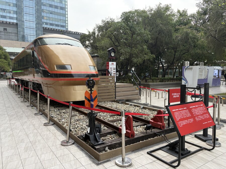 台北駅前の東武鉄道スペーシア展示