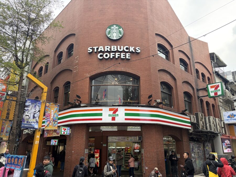 台北市西門町スターバックス＆セブンイレブン