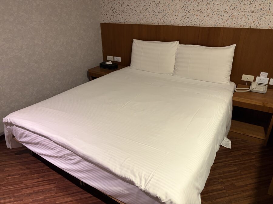 中興商旅 JHONG SING HOTELベッド